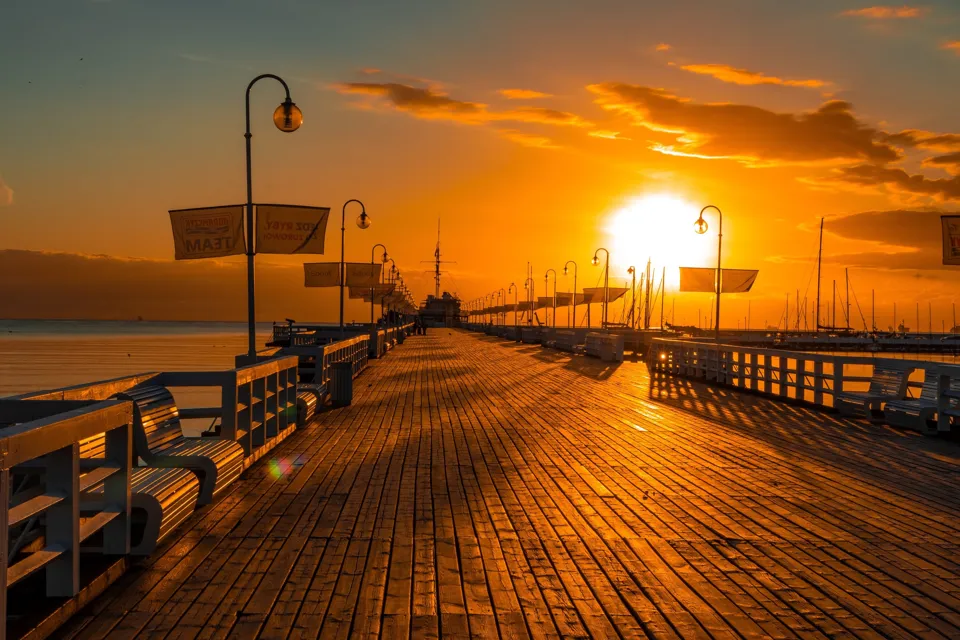 Sopot poza sezonem. Przyjedź dla morza, nawet bez plażowania.